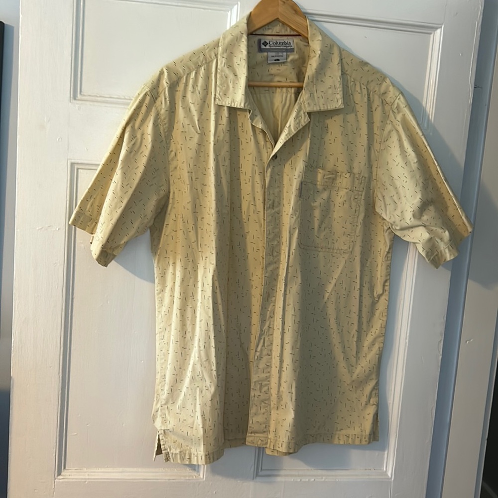 men’s short sleeve button down shirt. Pale yellow size large.